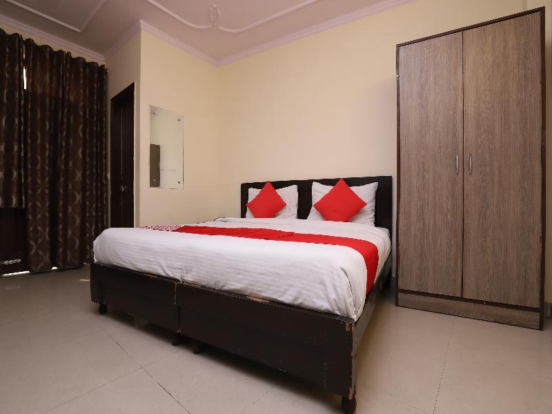 Oyo 28126 Charanpahari Hotel Nuova Delhi Esterno foto